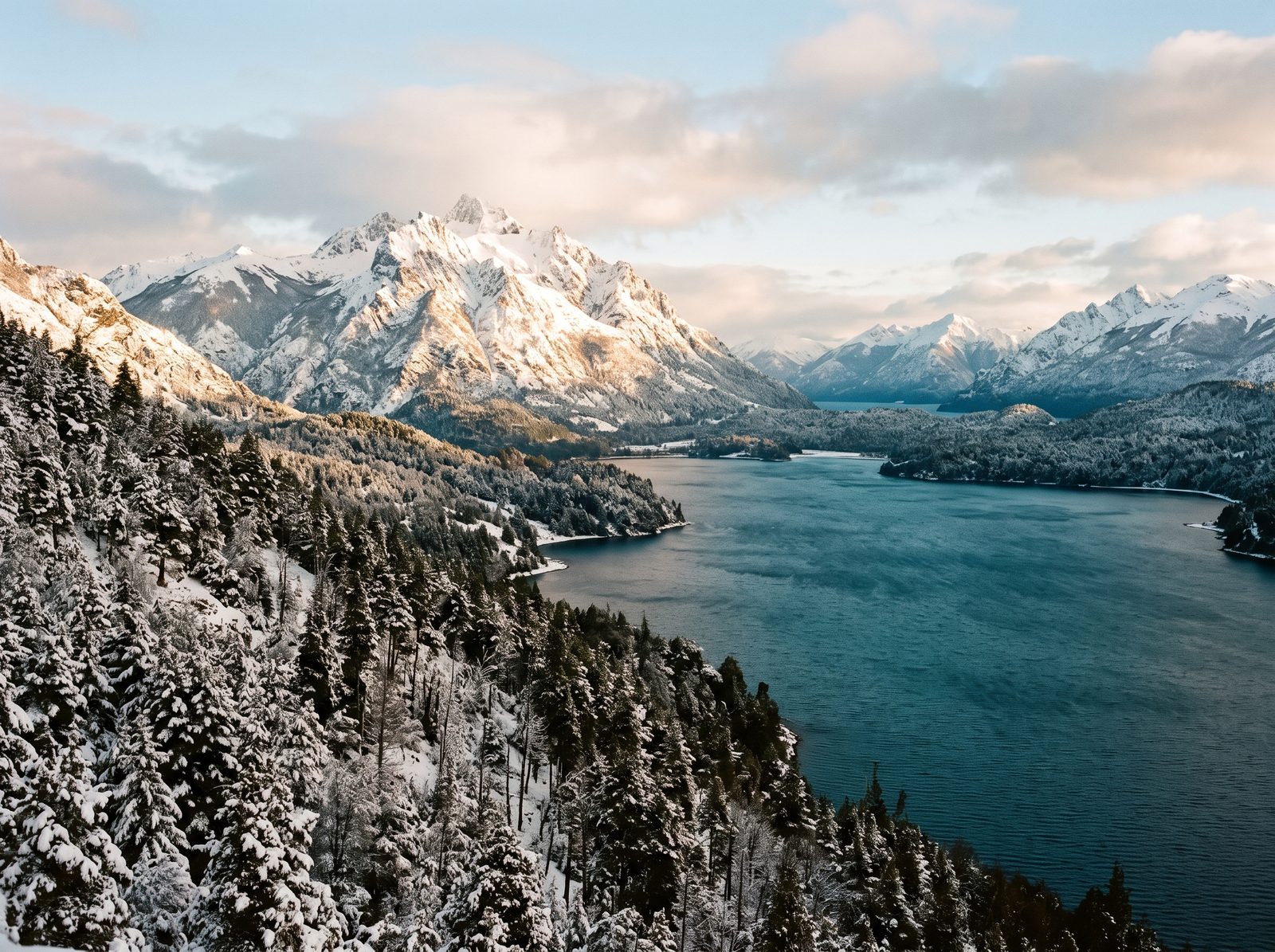 Lago Nahuel Huapi entre montanhas ao amanhecer