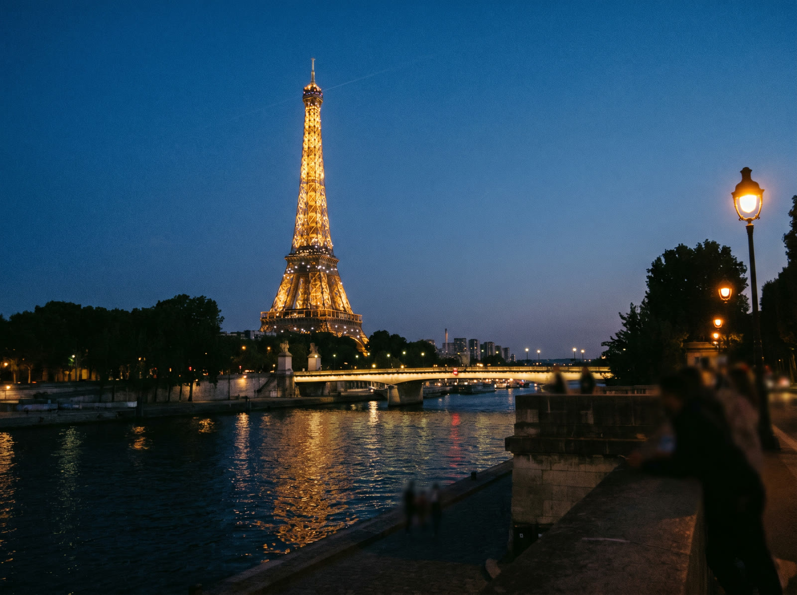 Torre Eiffel à noite